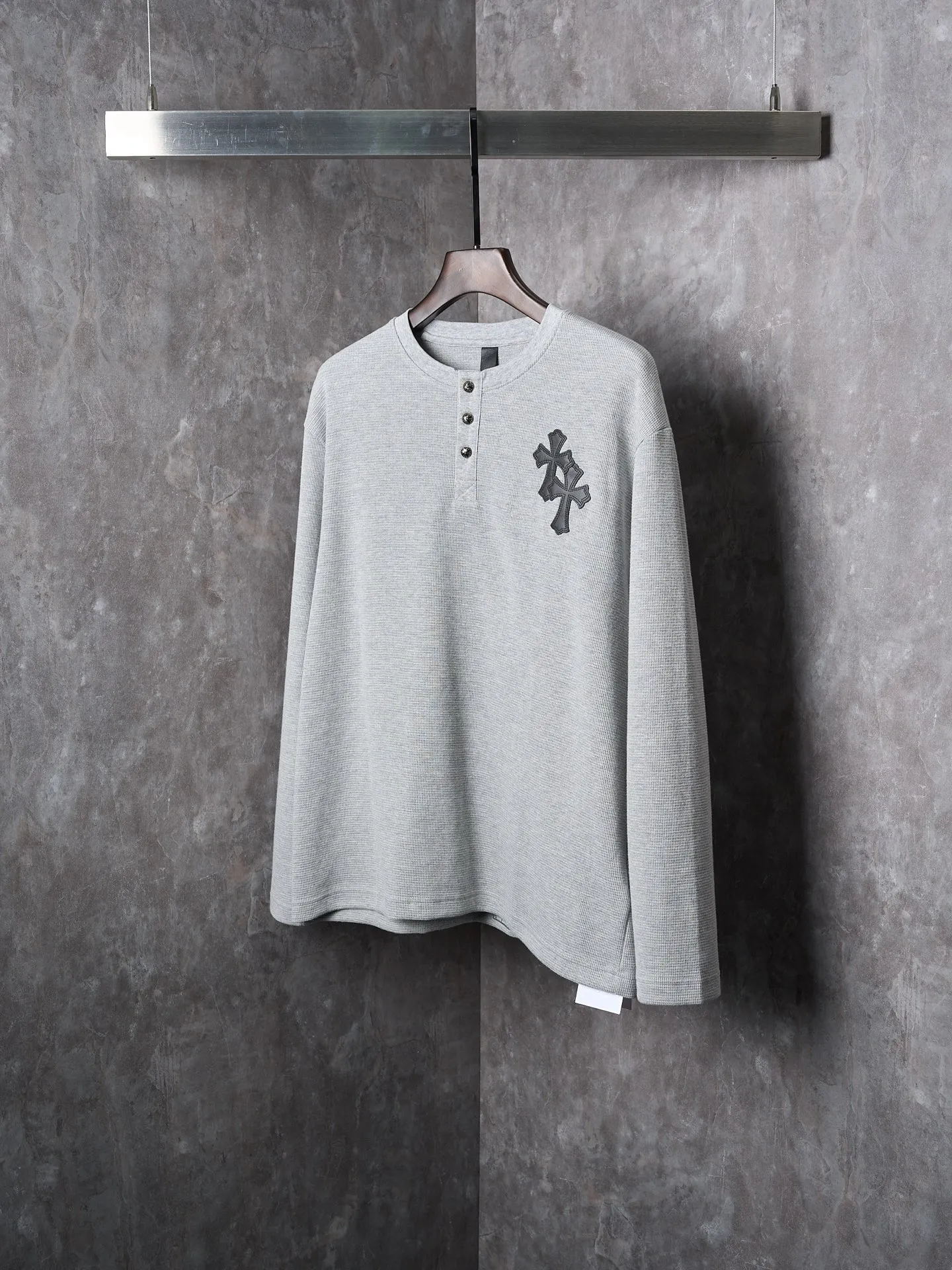 P340 Actual hanging auction] Chrome Hearts/Chrome Hearts Waffle Cross Leather Appliqué Silver Button Long Sleeves [Ready Stock] S M L XL Customized pure cotton waffle fabric with fine texture, soft and moist, based on fog gray, comes with a soft light filter. With the Chrome Hearts Cross leather decoration on the chest, the tough edges of the leather pierce the softness of the gray. The hand-stitched logo buckle is like a miniature work of art, making it even more noble and elegant. The iron plate with the logo on the back sways slightly as the body swings, adding a sense of movement and vitality. It is unobtrusive but has an indescribable aura. It interprets the perfect blend of retro and luxury. It adopts imported machine appliqué embroidery technology and uses advanced computer control systems and precise mechanical components to realize the Chrome Hearts cross leather appliqué operation. It presents an embroidery effect with both clarity and three-dimensionality. The fabrics have been washed and have a better hand feel. They are not easy to deform, shrink or fade. Maintains long-lasting beauty with a loose fit